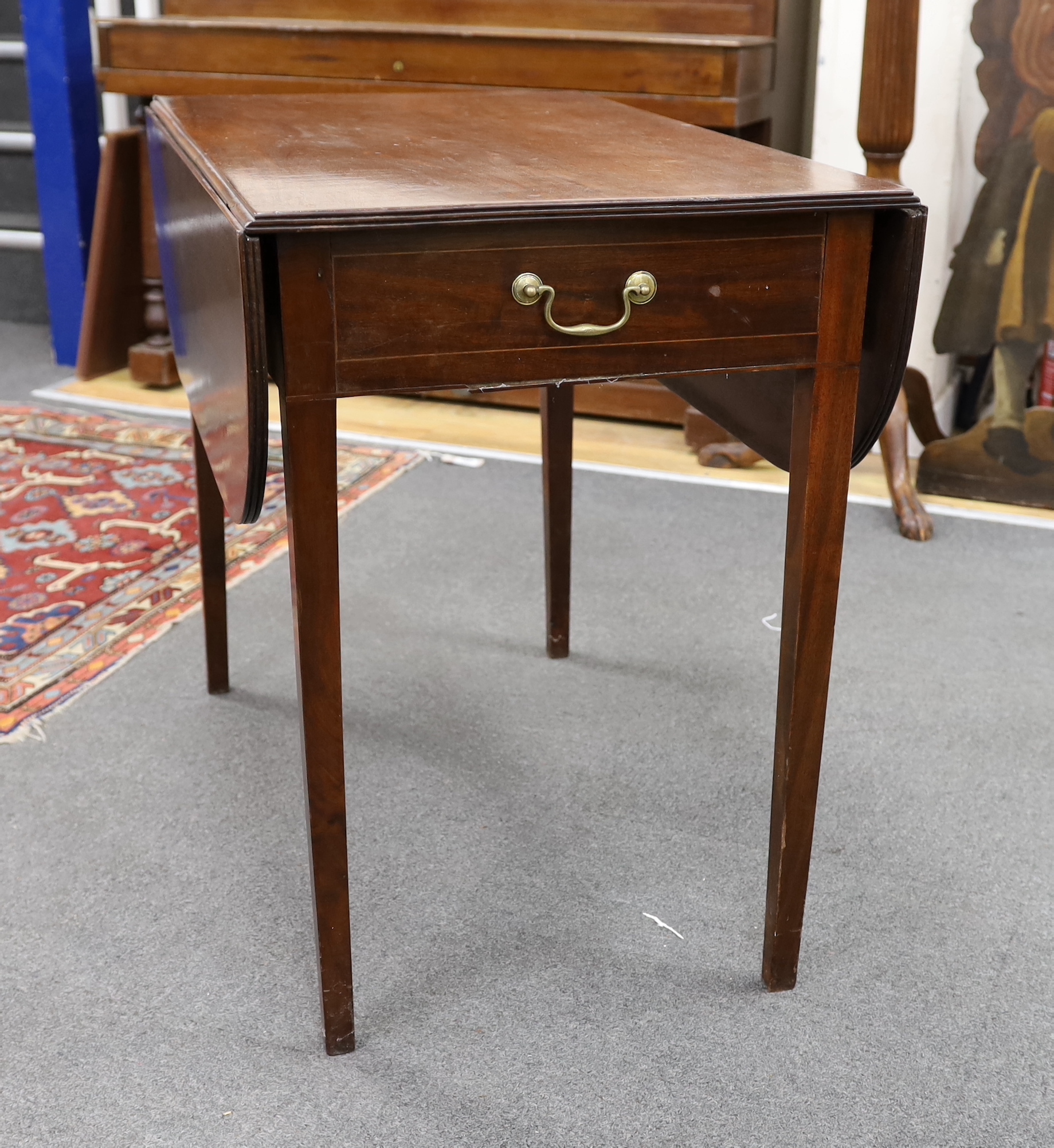 A George III mahogany Pembroke table, width 85cm, depth 52cm, height 71cm